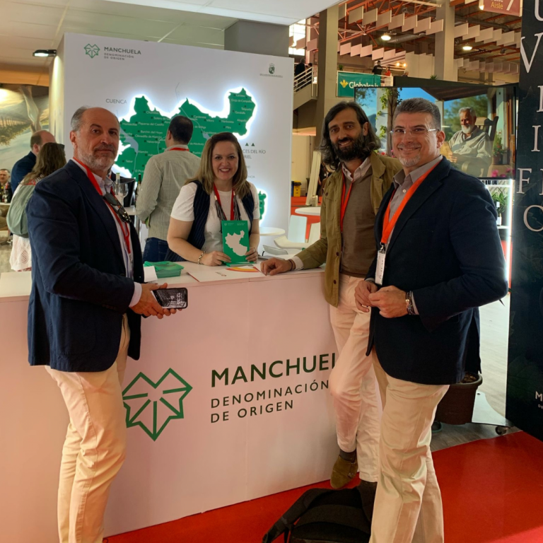 Publicación de Instagram Minimalista en Blanco y Negro con Collage de Foto Sencillo (1)